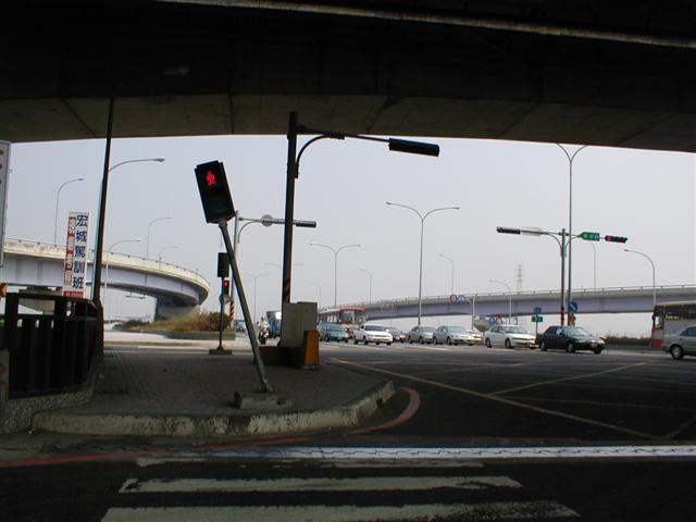 An intersection before the bridge to Jhubei